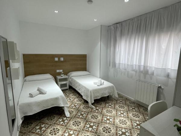 Hostal Nova Barcelona : photo 1 de la chambre chambre double ou lits jumeaux avec salle de bains privative