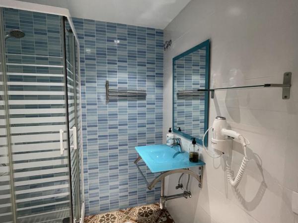 Hostal Nova Barcelona : photo 4 de la chambre chambre double ou lits jumeaux avec salle de bains privative