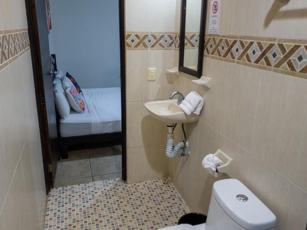 Fitz-Mar : photo 3 de la chambre chambre double avec salle de bains privative