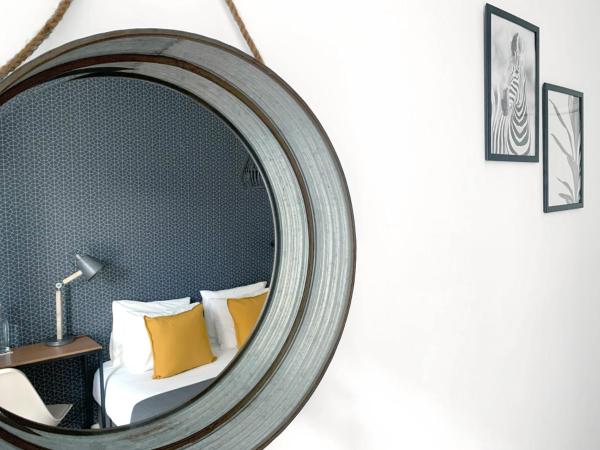 DuMont Lisbon Guesthouse : photo 5 de la chambre chambre double avec balcon et salle de bains commune