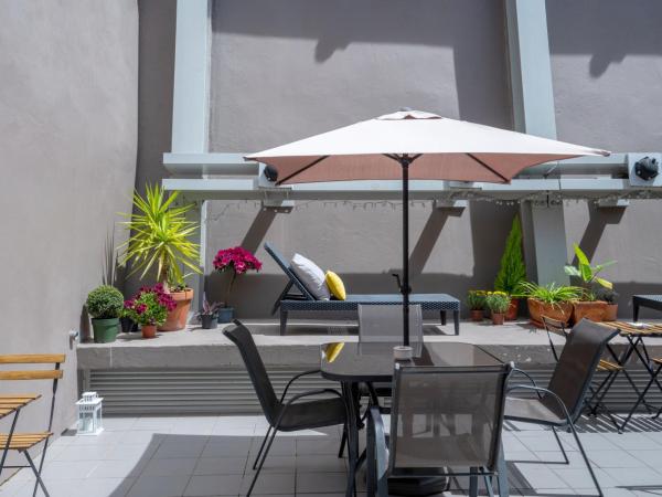 DuMont Lisbon Guesthouse : photo 9 de la chambre chambre double supérieure avec salle de bains privative