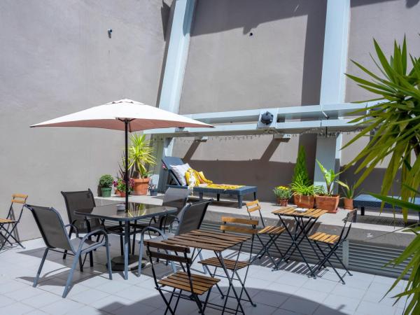 DuMont Lisbon Guesthouse : photo 7 de la chambre chambre double supérieure avec salle de bains privative