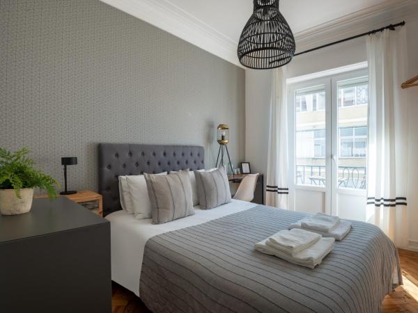 DuMont Lisbon Guesthouse : photo 1 de la chambre chambre double avec balcon et salle de bains commune