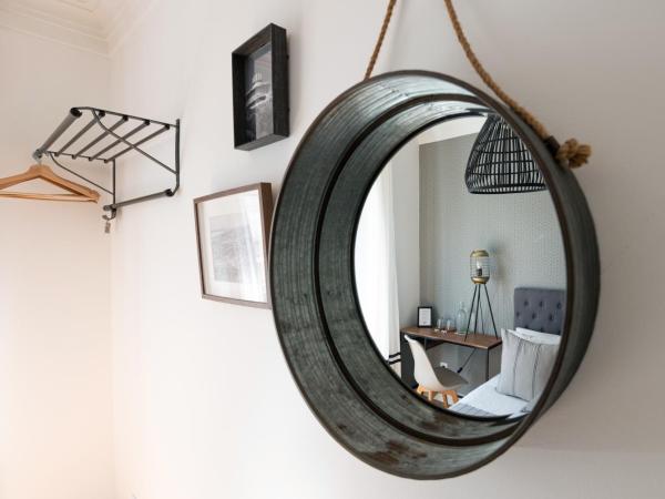 DuMont Lisbon Guesthouse : photo 4 de la chambre chambre double avec balcon et salle de bains commune