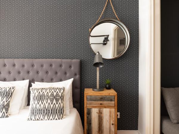 DuMont Lisbon Guesthouse : photo 4 de la chambre chambre double supérieure avec salle de bains privative