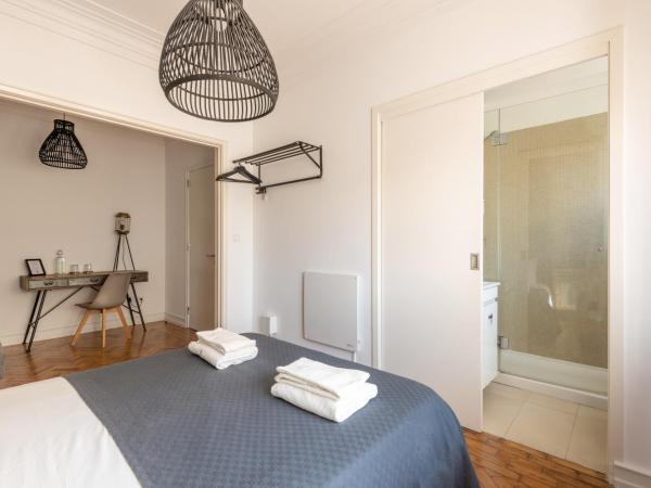 DuMont Lisbon Guesthouse : photo 5 de la chambre chambre double supérieure avec salle de bains privative