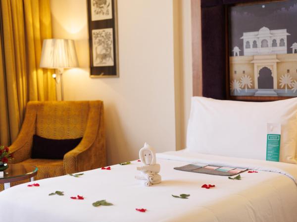 Le Meridien Jaipur Resort & Spa : photo 1 de la chambre chambre supérieure avec lit king-size (20 % de réduction sur la nourriture et les boissons sans alcool, 20 % de réduction au spa, 1 achat 1 pour 1 sur certaines marques au bar madeira entre 16h00 et 22h00) - vue sur jardin