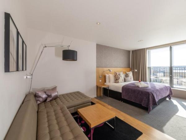 Apex Temple Court Hotel : photo 3 de la chambre suite junior avec balcon et accès au salon club