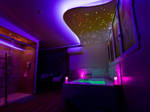 Studio romantique jacuzzi ou spa balneo privatif et jardin Au temps des cerises La Ciotat : photo 7 de la chambre studio avec baignoire spa