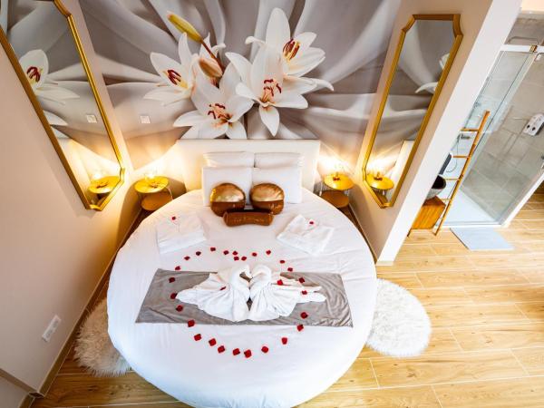 Studio romantique jacuzzi ou spa balneo privatif et jardin Au temps des cerises La Ciotat : photo 4 de la chambre studio avec baignoire spa