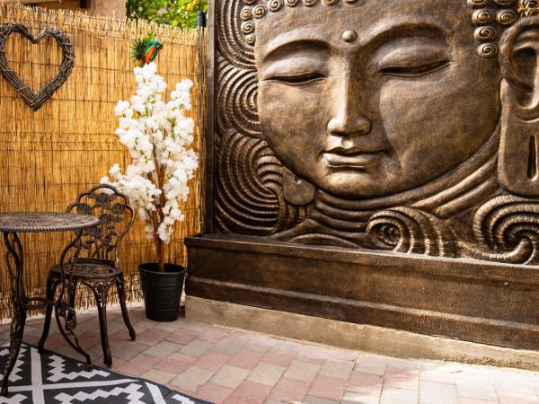 Studio romantique jacuzzi ou spa balneo privatif et jardin Au temps des cerises La Ciotat : photo 10 de la chambre studio avec baignoire spa