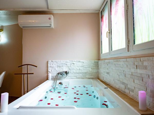 Studio romantique jacuzzi ou spa balneo privatif et jardin Au temps des cerises La Ciotat : photo 6 de la chambre studio avec baignoire spa