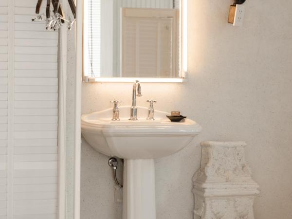 Art Mai Gallery Nimman Hotel Chiang Mai - SHA Plus : photo 8 de la chambre hébergement signature de l'artiste par jitsing