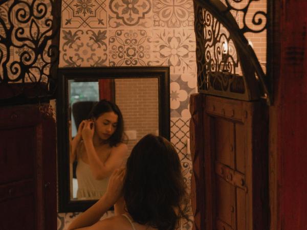 Art Mai Gallery Nimman Hotel Chiang Mai - SHA Plus : photo 2 de la chambre hébergement signature de l'artiste par charoon