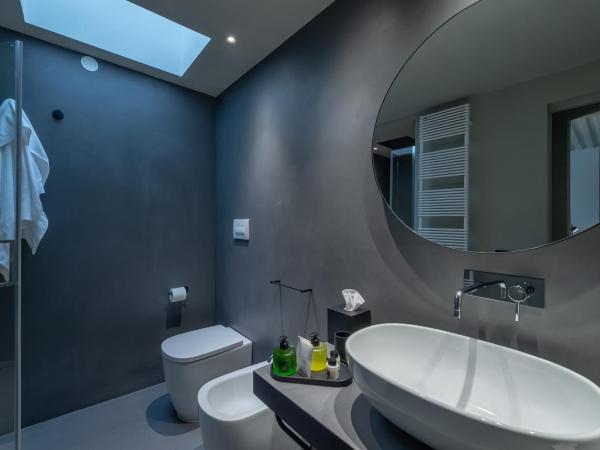 VIS Urban Suites&Spa : photo 4 de la chambre chambre lit queen-size avec baignoire spa