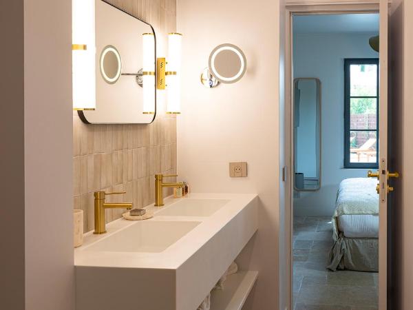 Lou Cagnard : photo 8 de la chambre chambre lit king-size - vue sur piscine