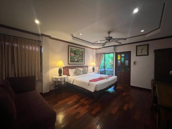 Pha Thai House : photo 5 de la chambre hébergement double familial avec balcon