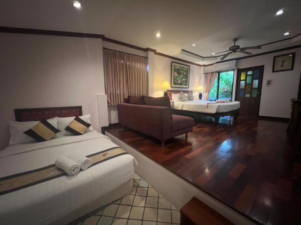 Pha Thai House : photo 2 de la chambre hébergement double familial avec balcon