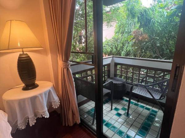 Pha Thai House : photo 4 de la chambre hébergement double familial avec balcon