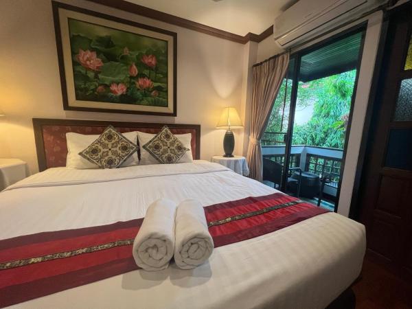 Pha Thai House : photo 8 de la chambre hébergement double familial avec balcon