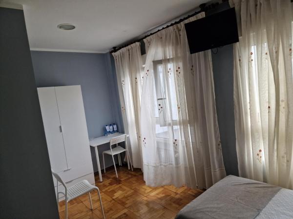 Hostal Fidalgo : photo 6 de la chambre chambre quadruple avec salle de bains privative