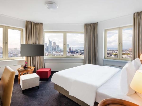 Lindner Hotel Frankfurt Main Plaza, part of JdV by Hyatt : photo 1 de la chambre chambre lit king-size avec kitchenette avec vue sur horizon