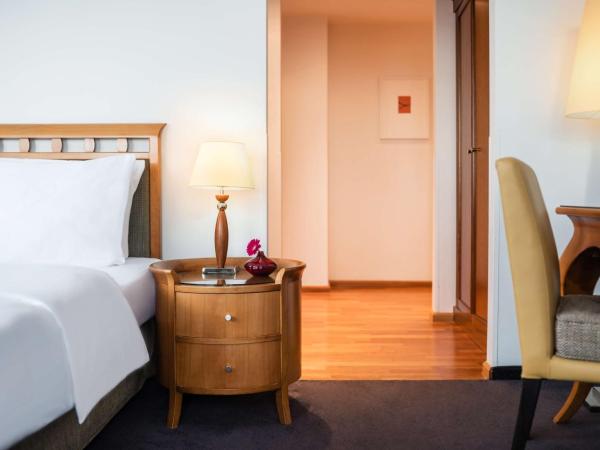 Lindner Hotel Frankfurt Main Plaza, part of JdV by Hyatt : photo 2 de la chambre chambre lit king-size avec kitchenette avec vue sur horizon