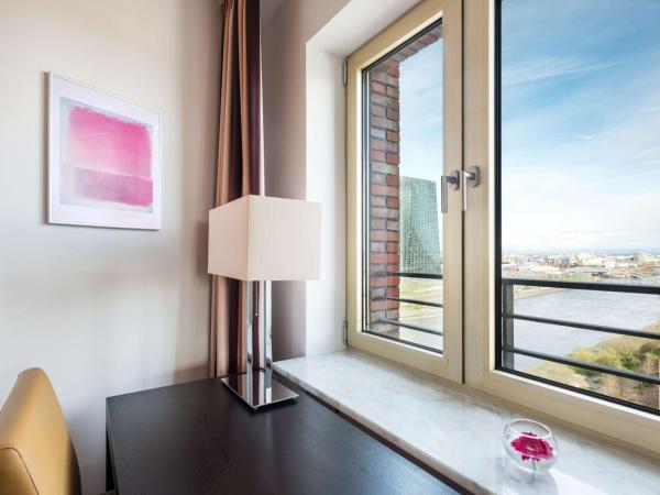 Lindner Hotel Frankfurt Main Plaza, part of JdV by Hyatt : photo 3 de la chambre chambre lit king-size deluxe