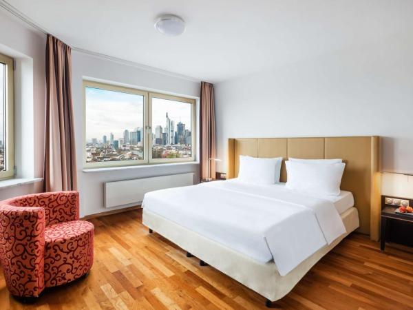 Lindner Hotel Frankfurt Main Plaza, part of JdV by Hyatt : photo 3 de la chambre suite junior avec vue sur la ville