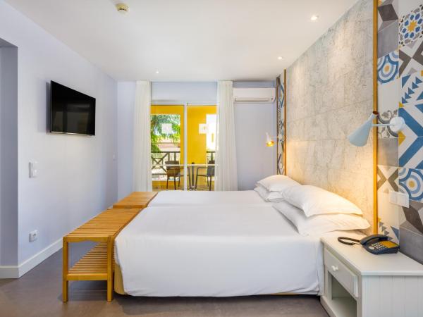 AP Adriana Beach Resort : photo 2 de la chambre chambre lits jumeaux