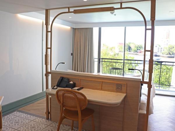 The Quarter Chaophraya by UHG : photo 10 de la chambre hébergement supérieur avec lit king-size - piscine et balcon