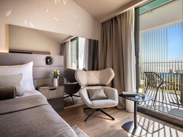 Valamar Lacroma Hotel : photo 2 de la chambre chambre niveau v pour 2+1 personnes - côté mer