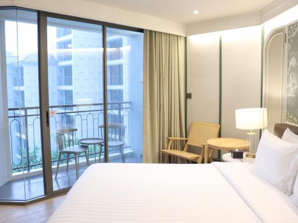 The Quarter Chaophraya by UHG : photo 3 de la chambre hébergement supérieur avec lit king-size - piscine et balcon