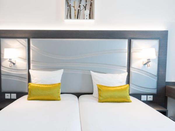 Hôtel Versailles Chantiers : photo 7 de la chambre chambre lits jumeaux pour personnes à mobilité réduite