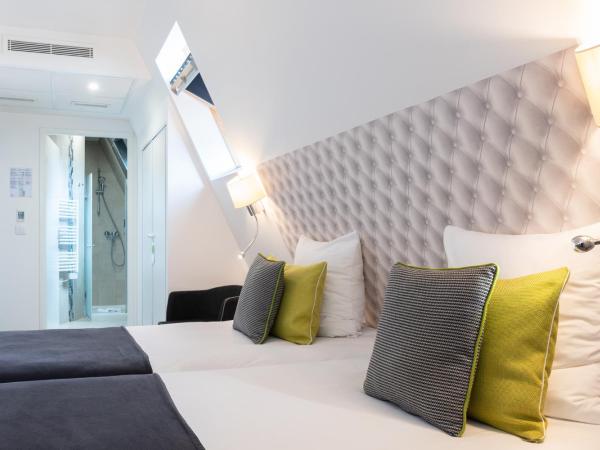 Hôtel Versailles Chantiers : photo 9 de la chambre chambre lits jumeaux pour personnes à mobilité réduite