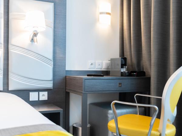 Hôtel Versailles Chantiers : photo 6 de la chambre chambre lits jumeaux