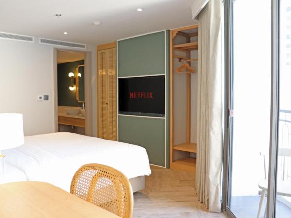 The Quarter Chaophraya by UHG : photo 7 de la chambre suite quarter 1 chambre avec balcon et lit king-size