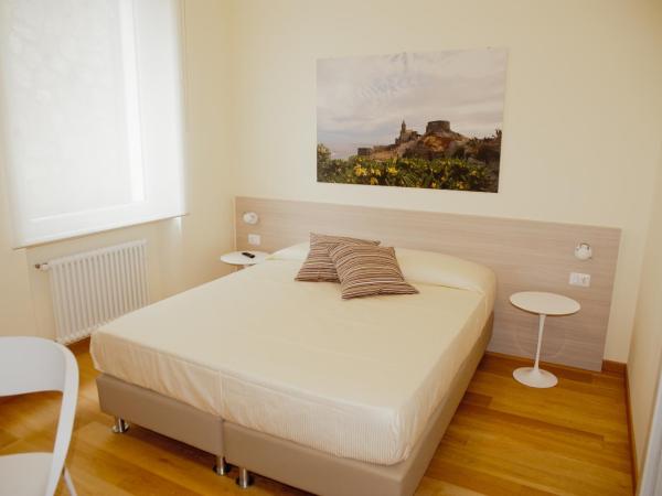 B&B Via delle 5 Terre : photo 2 de la chambre chambre double ou lits jumeaux - vue sur jardin