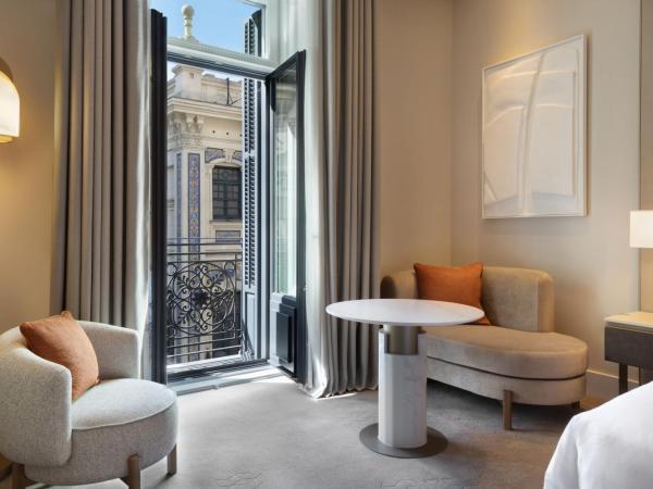 JW Marriott Hotel Madrid : photo 1 de la chambre chambre lit king-size de luxe - vue sur ville et balcon