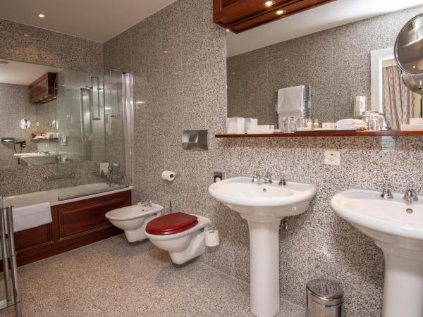 Hôtel Des Trois Couronnes & Spa - The Leading Hotels of the World : photo 5 de la chambre suite avec vue sur lac