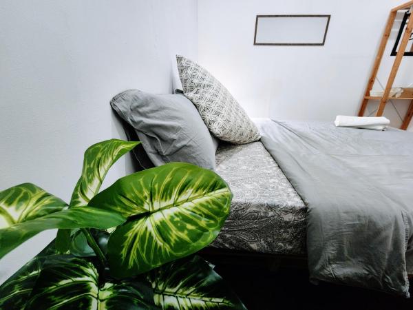 Upspot Kuching Waterfront Premium Hostel : photo 8 de la chambre chambre double Économique