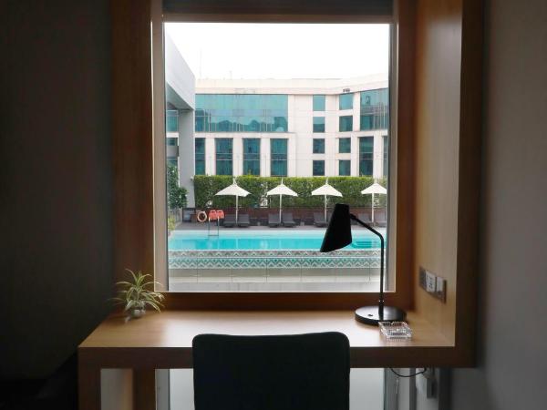 Aloft New Delhi Aerocity : photo 2 de la chambre 2 twin/single beds, pool view, aloft room