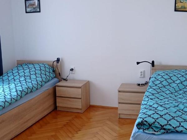 Hostel Wiśniowa 55 : photo 1 de la chambre chambre triple avec salle de bains commune