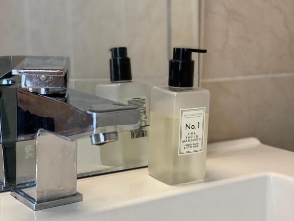 5 min from the beach En suite room in Guest house : photo 8 de la chambre chambre double avec salle de bains privative