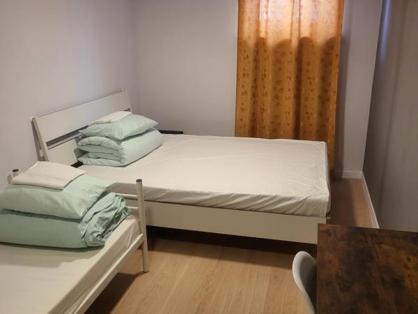 Rooms4Rest Wiertnicza - Private rooms for tourists - ATR Consulting Sp, z o,o, : photo 8 de la chambre chambre triple avec salle de bains commune