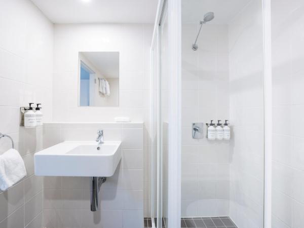 Travelodge Hotel Hobart : photo 5 de la chambre petite chambre lit queen-size