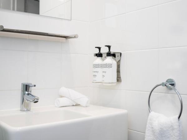 Travelodge Hotel Hobart : photo 6 de la chambre petite chambre lit queen-size