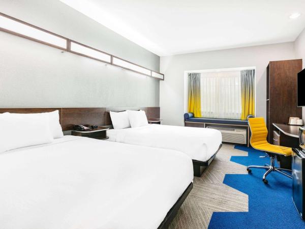 Microtel Inn & Suites by Wyndham Austin Airport : photo 1 de la chambre 2 queen beds, mobility/hearing accessible room, bathtub w/ grab bars non-smoking