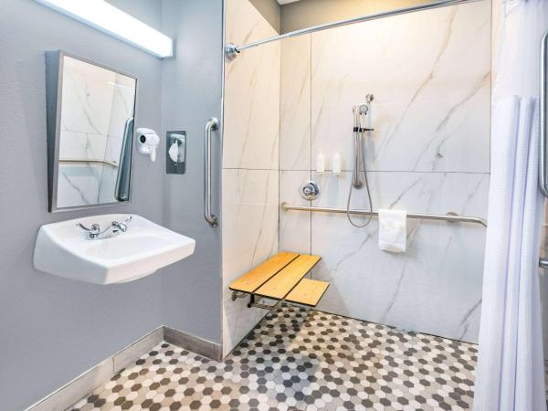 Microtel Inn & Suites by Wyndham Austin Airport : photo 2 de la chambre chambre lit queen-size pour personnes à mobilité réduite/malentendantes avec douche accessible en fauteuil roulant - non-fumeurs