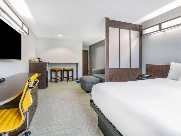 Microtel Inn & Suites by Wyndham Austin Airport : photo 1 de la chambre suite lit queen-size – non-fumeurs
